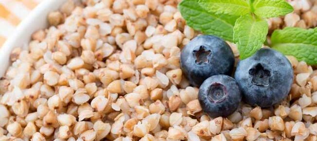 Buckwheat pẹlu awọn berries