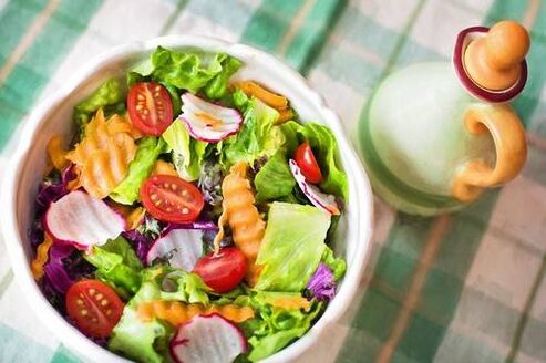 saladi ẹfọ lori ounjẹ keto